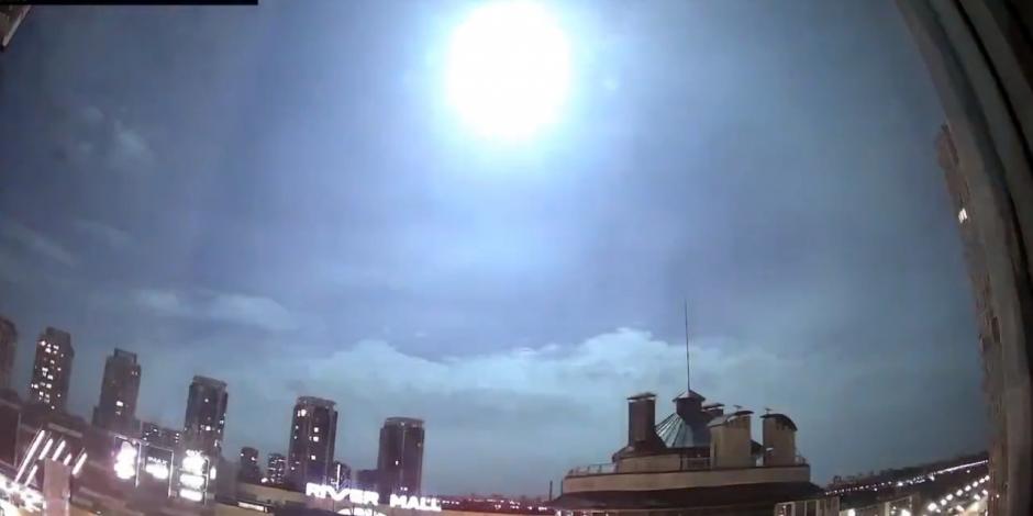 Cae satélite en Ucrania y destello causa pavor; creyeron era una bomba (VIDEO)