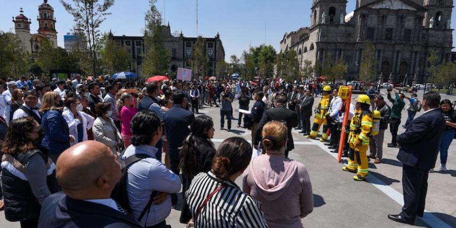 Ciudadanos mexiquenses en el Primer Simulacro Nacional 2023 en Toluca, ayer.