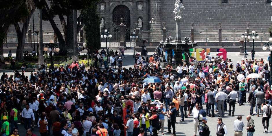 Decenas de poblanos se concentraron en el Zócalo de la ciudad, ayer.