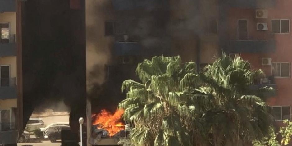 El humo se esparce por zonas residenciales en Jartum, ayer, tras nuevos choques.