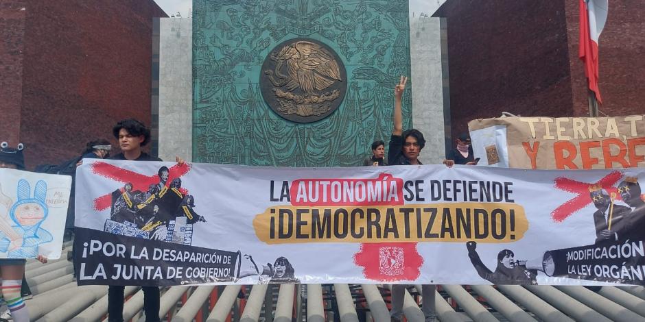 Estudiantes de la UNAM protestan en Cámara de Diputados contra recorte para becas