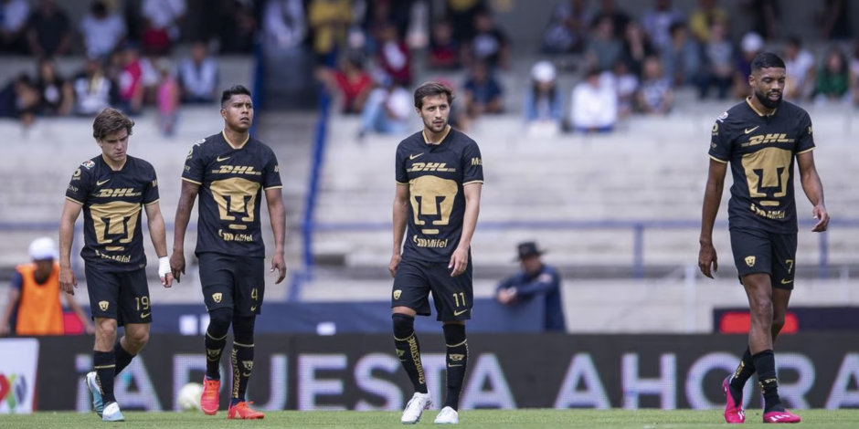 Futbolistas de Pumas se lamentan después de una de sus derrotas en el Torneo Clausura 2023.