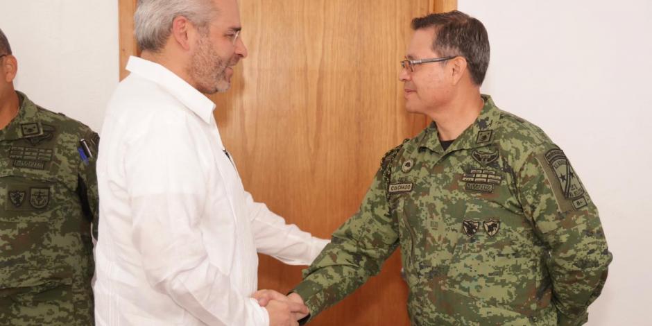 El gobernador Ramírez Bedolla saluda al general Fernando Colchado, ayer.