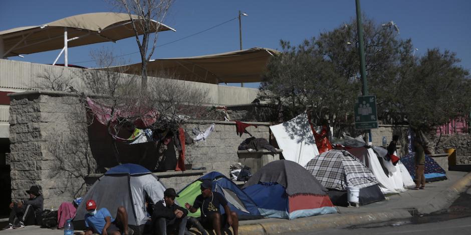 Migrantes acampan afuera del centro de detención en Ciudad Juárez donde se registró el incendio, ayer.