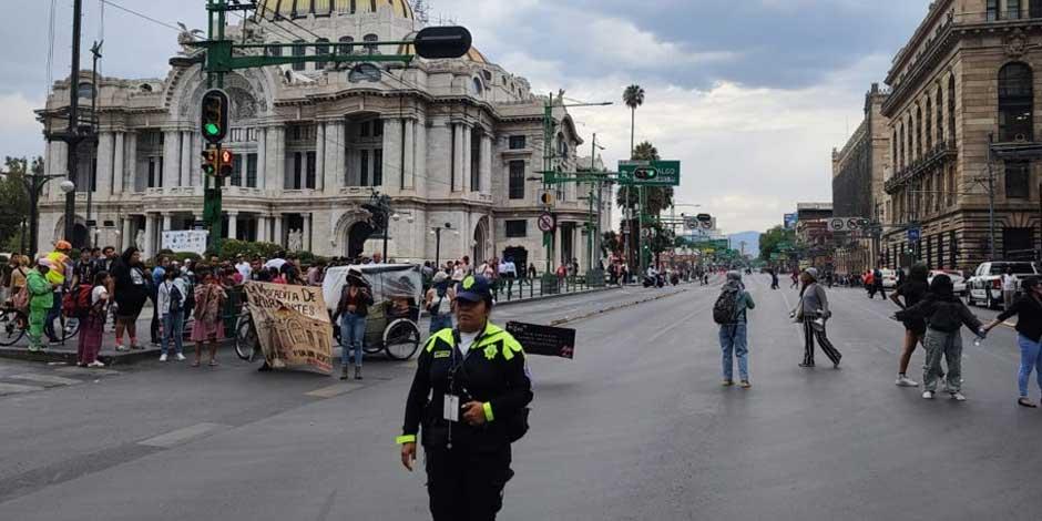 Manifestantes bloquean el Eje Central Lázaro Cárdenas