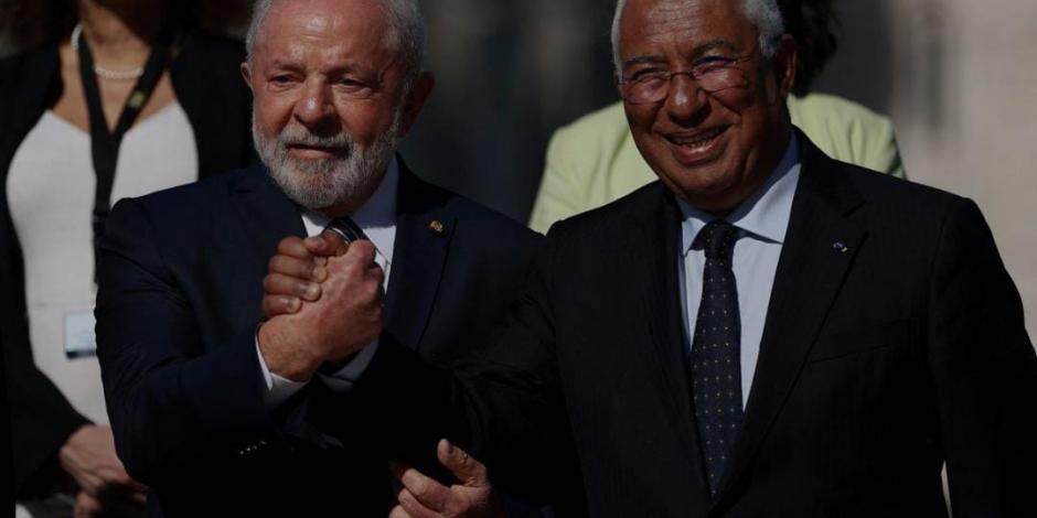El presidente de Brasil, Luiz Inacio Lula da Silva, y el primer ministro de Portugal, Antonio Costa, posan para una foto durante la Cumbre Portugal-Brasil, en el Centro Cultural de Belem en Lisboa, Portugal, el 22 de abril de 2023.