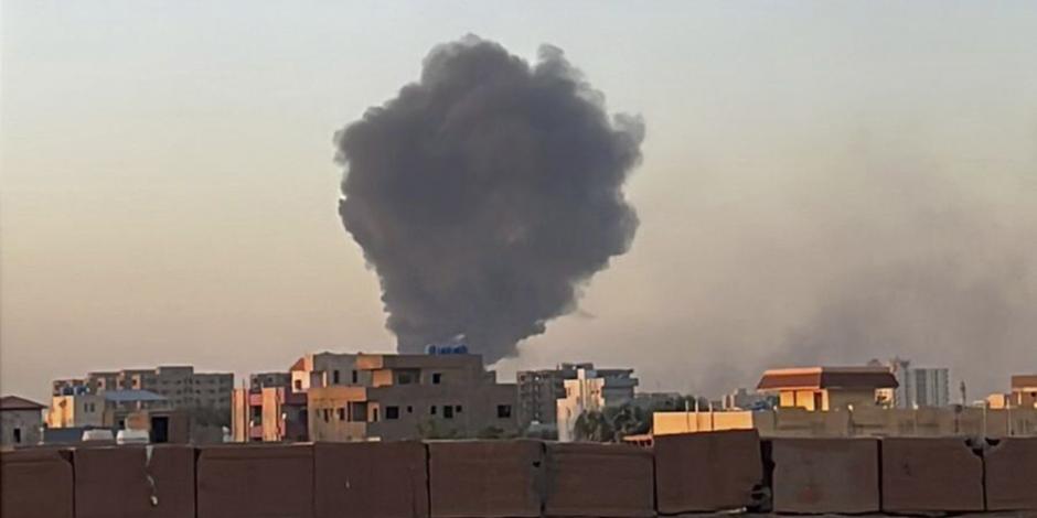 En esta fotografía proporcionada por Maheen S , humo se eleva en el cielo de Jartum, Sudán, cerca del Hospital Internacional Doha, el viernes 21 de abril de 2023