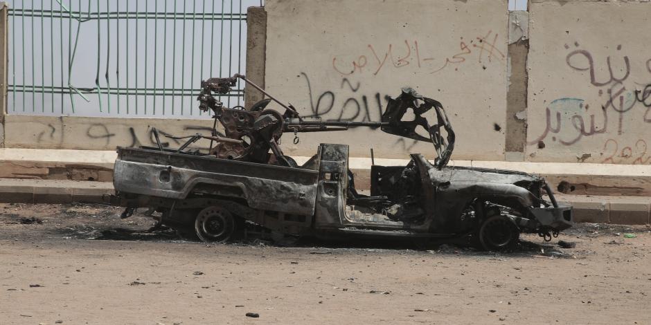Un vehículo militar destruido se ve en el sur de Jartum, Sudán, el jueves 20 de abril de 2023. El último intento de alto el fuego entre las fuerzas sudanesas rivales fracasó cuando los disparos sacudieron la capital de Jartum.