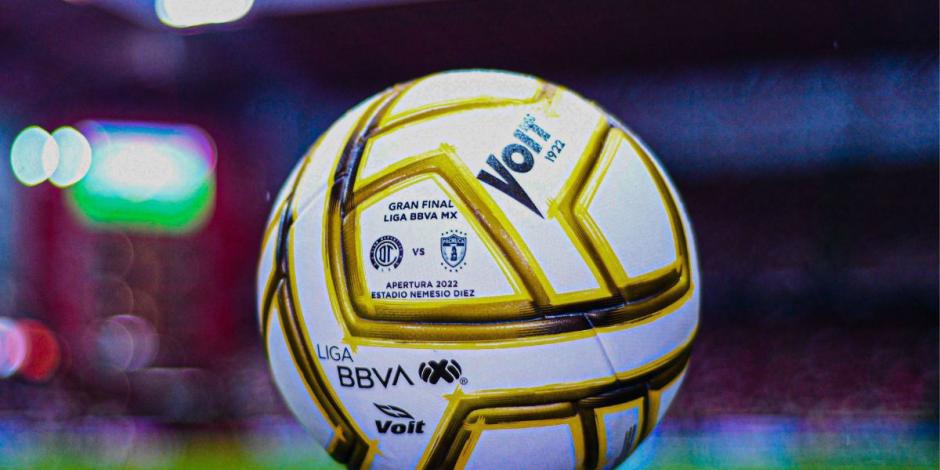 El balón de la Liga MX, cuyo nivel fue enaltecido por un futbolista sudamericano.