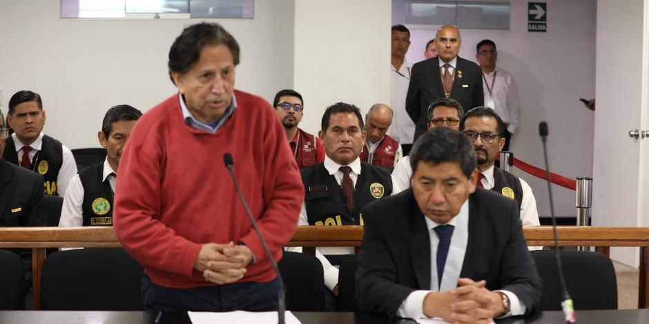 Agentes de seguridad del Estado observan cómo el expresidente de Perú, Alejandro Toledo, asiste a una audiencia en la Corte Nacional de Justicia Penal Especializada, luego de ser extraditado a Perú, en esta imagen distribuida el 23 de abril de 2023