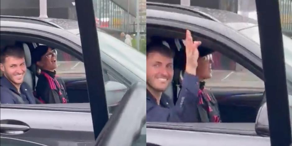 Santiago Giménez es vitoreado por aficionados del Feyenoord de Holanda en un semáforo.