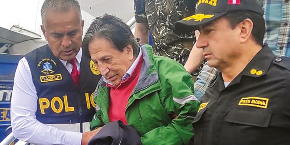El exmandatario  Alejandro Toledo queda bajo custodia local tras ser entregado por la Policía de EU.