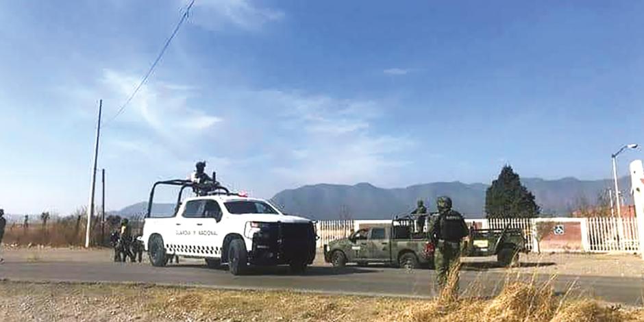 Elementos de la Guardia Nacional y del Ejército arribaron al lugar en donde los tripulantes de una camioneta fueron atacados a balazos con saldo de cuatro muertos, ayer.