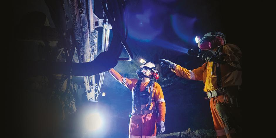 Aspectos de trabajadores  al interior de una mina.
