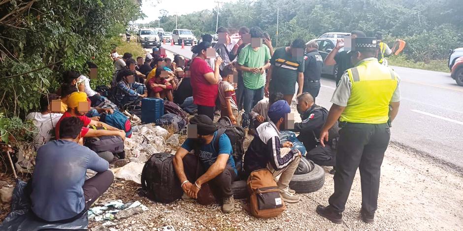 Personas indocumentadas detenidas en la carretera Cancún-Puerto Morelos, el pasado 18 de marzo.