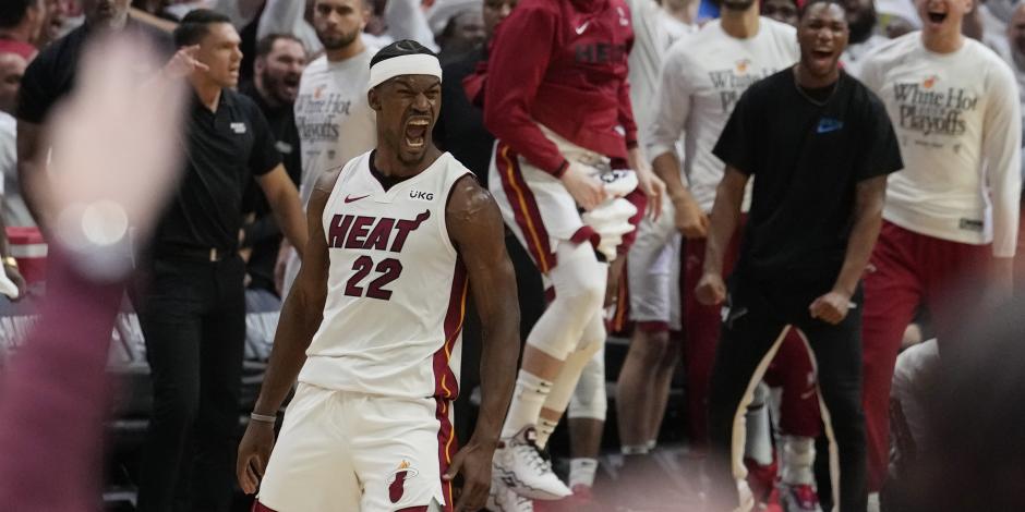 El alero del Heat de Miami Jimmy Butler tras una canasta en la segunda mitad del juego 4 de la serie de primera ronda de la postemporada ante los Bucks de Milwaukee el lunes 24 de abril del 2023.
