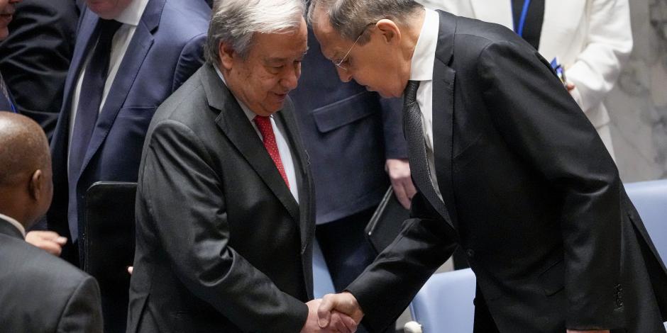 El líder de la ONU (izq.), António Guterres, saluda al canciller ruso, Serguéi Lavrov, ayer.