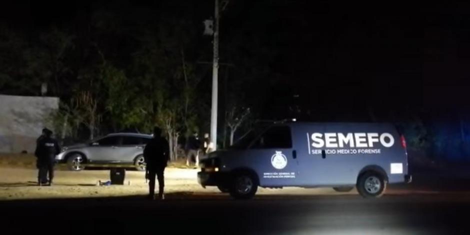Personal del Servicio Médico Forense llegó al lugar del hallazgo, en Culiacán, para proceder al retiro de los cadáveres, ayer.