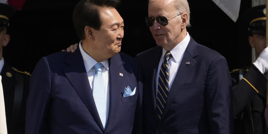 El presidente de EU (der.), Joe Biden, abraza a su homólogo surcoreano, Yoon-Suk-yeol, ayer, en la Casa Blanca.