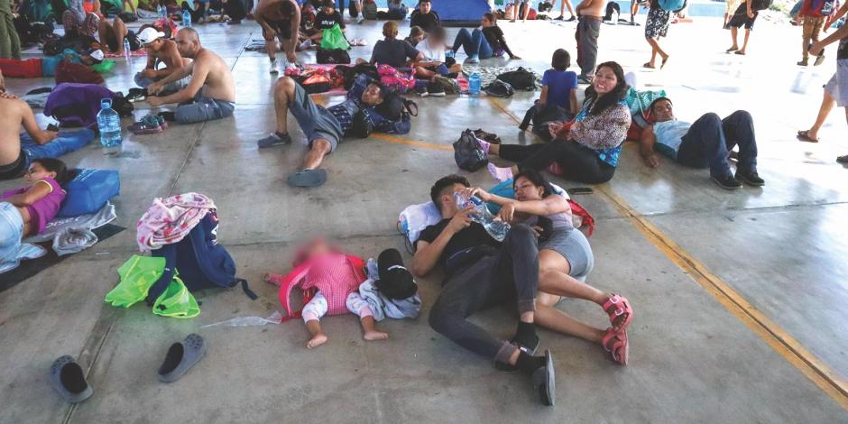 Integrantes del viacrucis migrante decidieron descansar y refugiarse del sol en Chiapas para poder continuar con su camino.