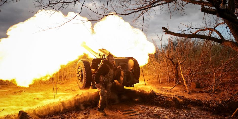 Un soldado ucraniano dispara artillería contra las fuerzas invasoras, ayer.