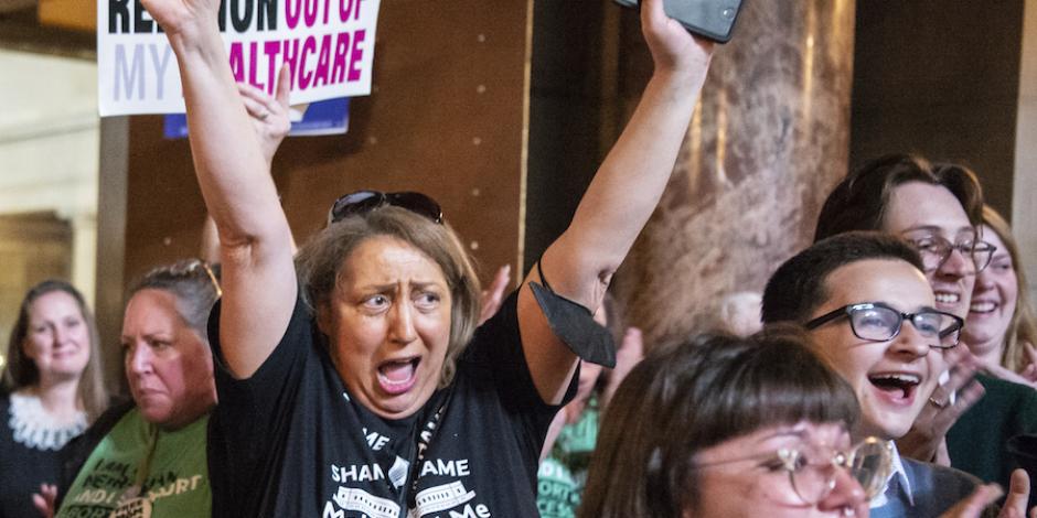 Activistas celebran en Nebraska la votación contra la propuesta, el jueves.