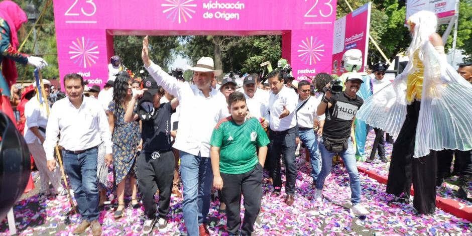 El gobernador de Michoacán (con sombrero),  ayer, en Morelia.