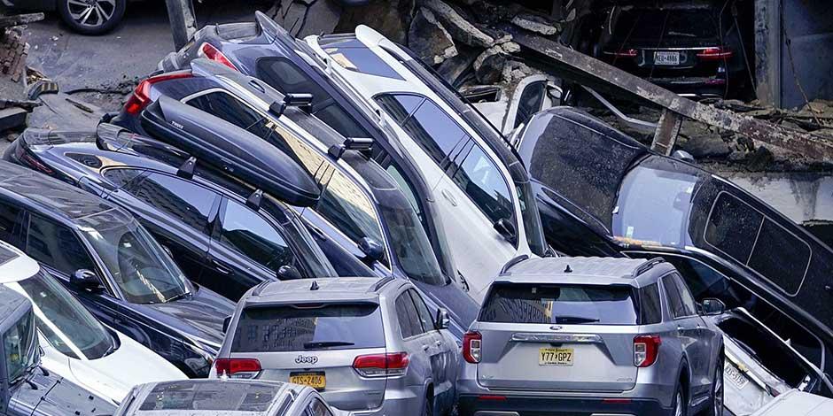 Autos apilados tras el derrumbe parcial de una estructura de estacionamiento en el Distrito Financiero de Nueva York, 18 de abril de 2023