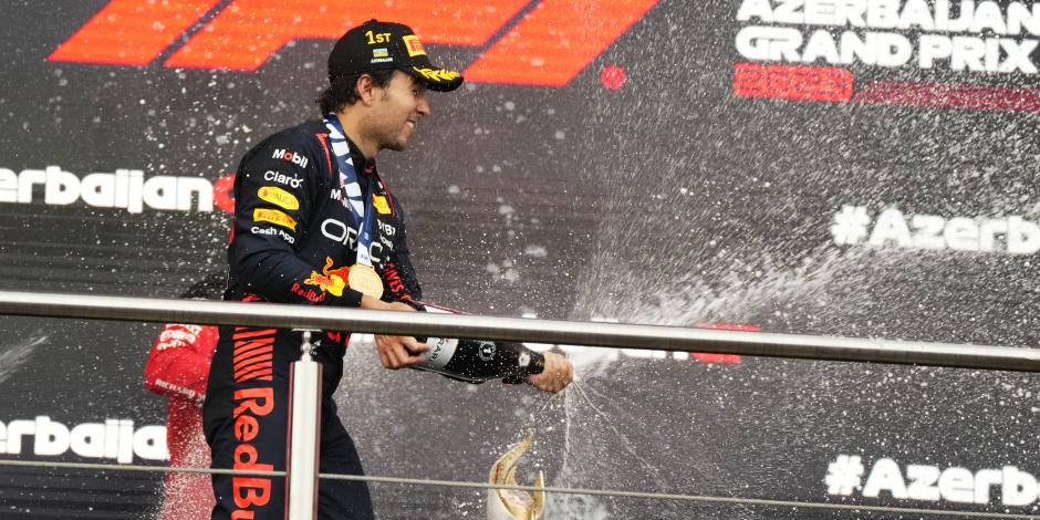 Checo Pérez celebra su triunfo en el Gran Premio de Azerbaiyán de F1 2023.