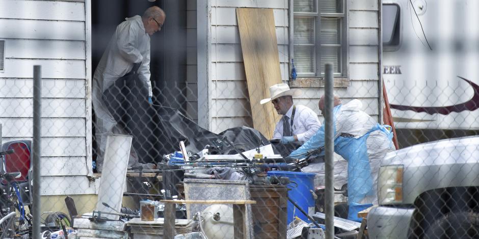 Policías sacan cadáveres de una casa en donde cinco personas fueron baleadas la noche previa el sábado 29 de abril de 2023 en Cleveland, Texas.