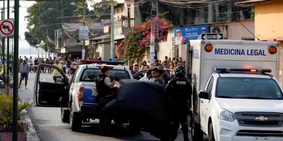 En imagen de archivo, policía de Ecuador atiende un ataque armado en Guayaquil.