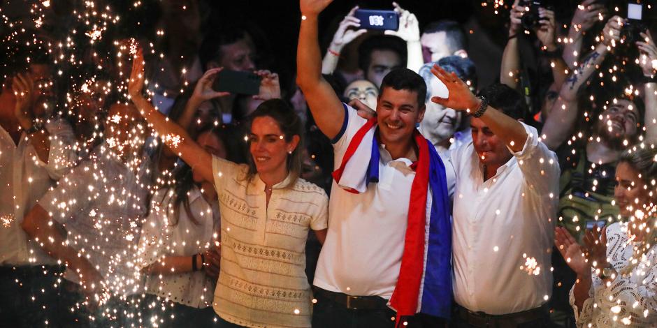 El candidato presidencial paraguayo Santiago Peña, del gobernante Partido Colorado, celebra en la sede del partido que él y su compañero de fórmula, Pedro Alliana, ganaron la carrera presidencial de Paraguay, según el informe oficial preliminar.