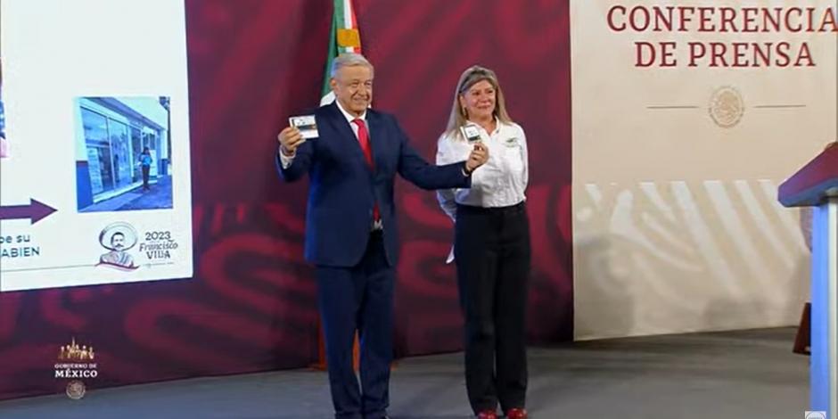 Andrés Manuel López Obrador en la presentación de la tarjeta.
