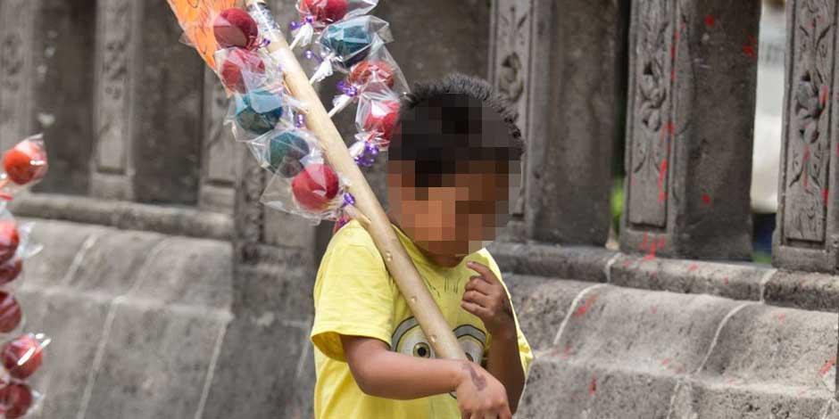 En esta imagen ilustrativa, un niños venden manzanas cubiertas con 'chamoy' y 'Miguelito' en Paseo de la Reforma