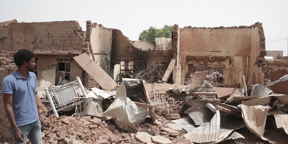 Un hombre camina por una casa golpeada en los recientes combates en Jartum, Sudán, el martes 25 de abril de 2023