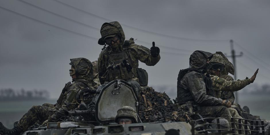 Soldados ucranianos vigilan posiciones estratégicas en Donetsk, ayer.