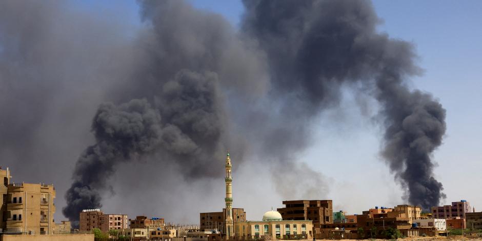 Columnas de humo se registran en Sudán ante nuevos combates, ayer.