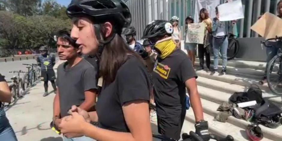 En Puebla, integrantes de colectivos de ciclistas protestaron afuera de la Fiscalía General del Estado, ayer.
