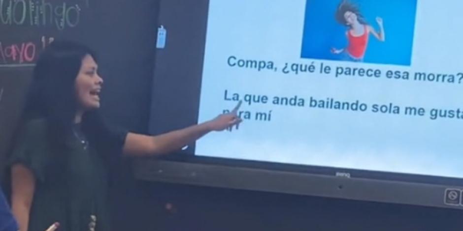 La profesora enseña español a sus alumnos con 'Ella baila sola' de Peso Pluma.