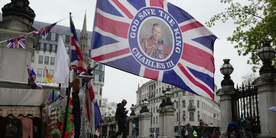 Una bandera con una imagen del rey Carlos III de Gran Bretaña a la venta para celebrar la coronación del rey Carlos III, en una tienda de Londres, el jueves 27 de abril de 2023.