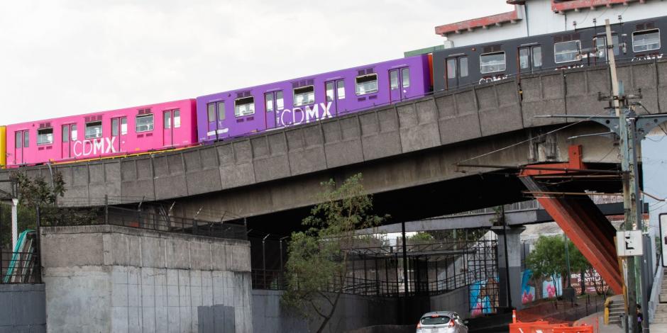 Continúan los trabajos de apuntalamiento de la vía elevado del metro Pantitlán, en la Línea 9, autoridades han colocado varias columnas para reforzar la desunión entre dos bloques.