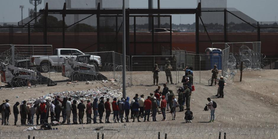 Migrantes hacen fila tras ser atrapados por las autoridades fronterizas el pasado 30 de abril.