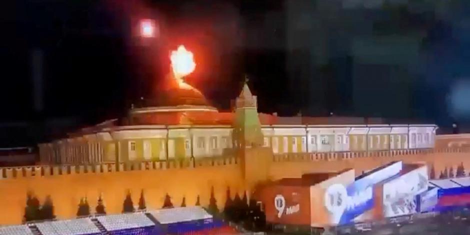 Objeto luminoso sobrevuela el Kremlin; presunta muestra del ataque con drones de Ucrania.