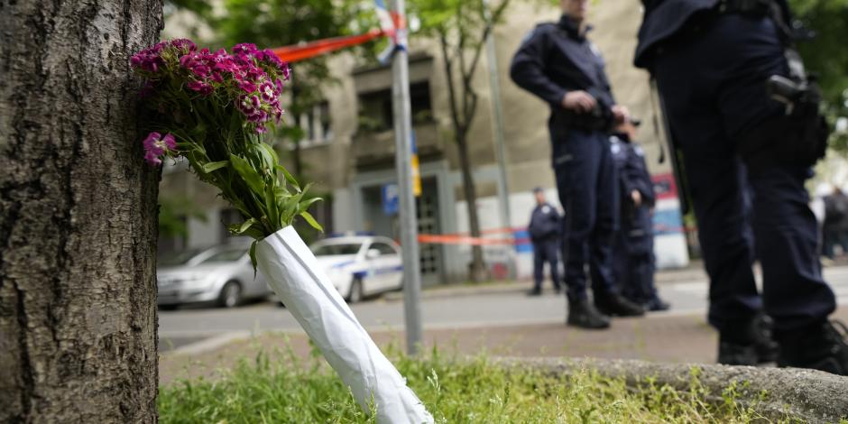 Se colocan flores en memoria de las víctimas fuera de la escuela Vladislav Ribnikar en Belgrado, Serbia, el miércoles 3 de mayo de 2023. La policía serbia informa que un adolescente abrió fuego en una escuela en el centro de Belgrado.