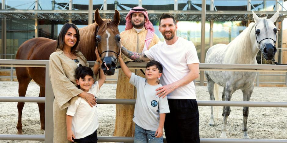 Leo pasa unos días con su familia en Arabia Saudita.