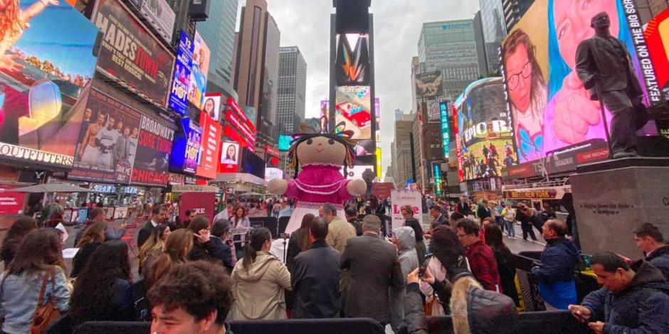 Muñeca Lelé llega a Times Square, Nueva York.