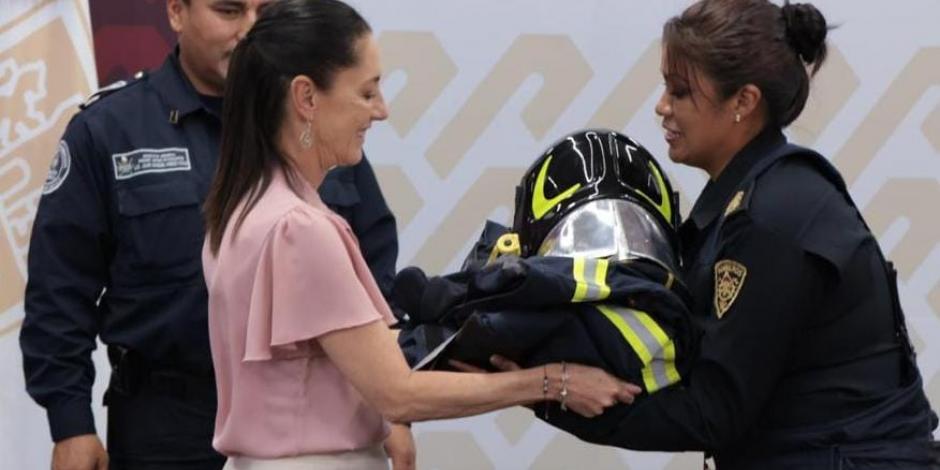 La mandataria capitalina entrega a una mujer bombero su nuevo equipo durante el evento, ayer.