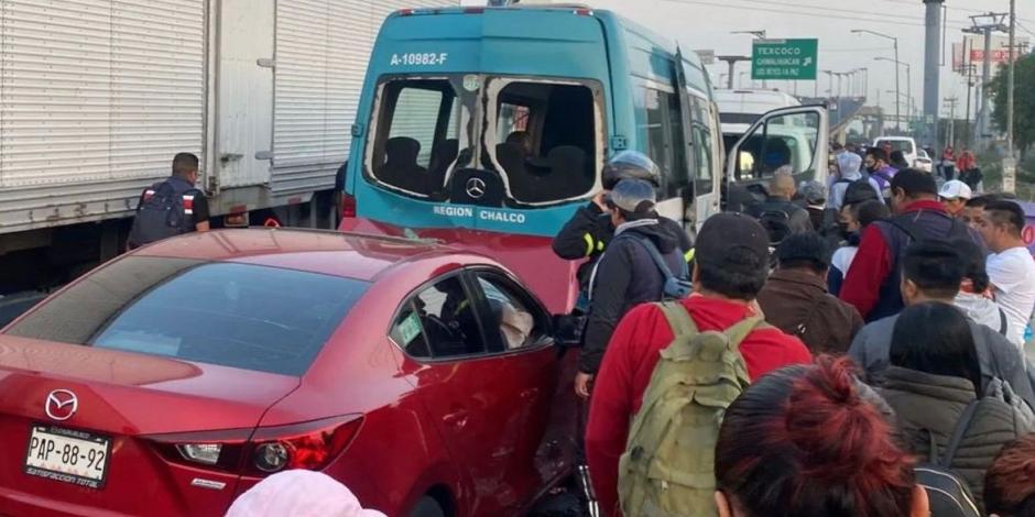 Debido a un choque múltiple en la carretera México-Puebla, cientos de usuarios del transporte público tuvieron que caminar para no llegar tarde a sus trabajos.