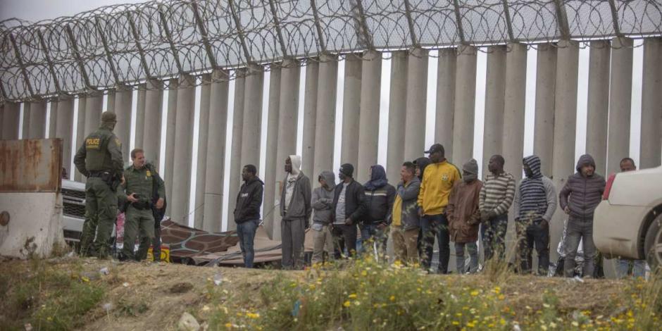 Migrantes arman campamento frente a muro fronterizo ante el final del Título 42 en EU.
