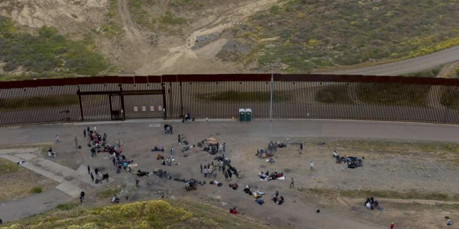 "La frontera no está abierta", dice Mayorkas a migrantes que intentan cruzar a Estados Unidos.